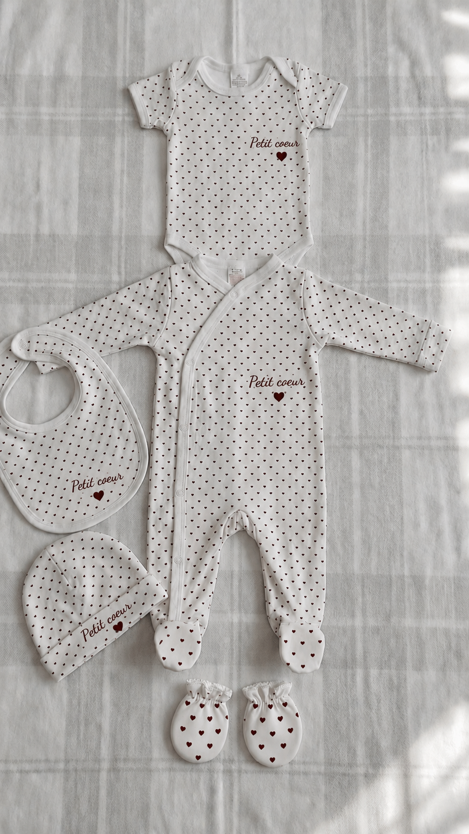 Ensemble naissance 5 pièces en coton – Motifs petits cœurs