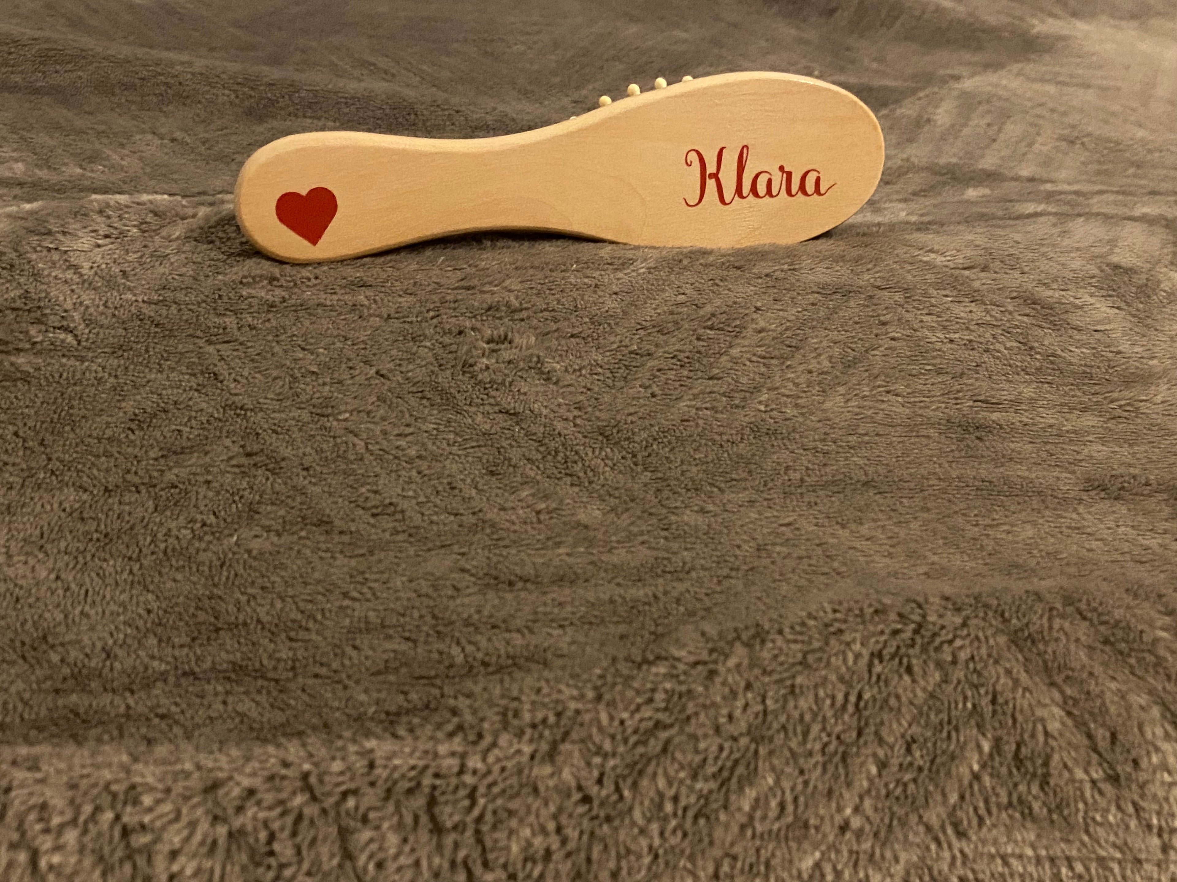 Brosse bébé personnalisée en bois – Douceur & tendresse au quotidien